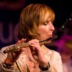Friederike Darius van Jazzimpuls op fluit als begeleidster van Doeska Vrede, foto Hans speekenbrink